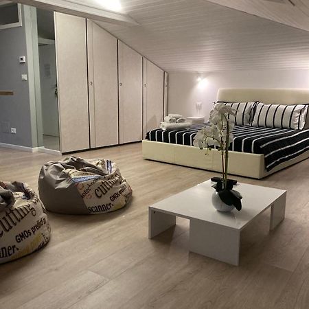 La Mansarda Di Juliette Apartment Десенцано дел Гарда Екстериор снимка