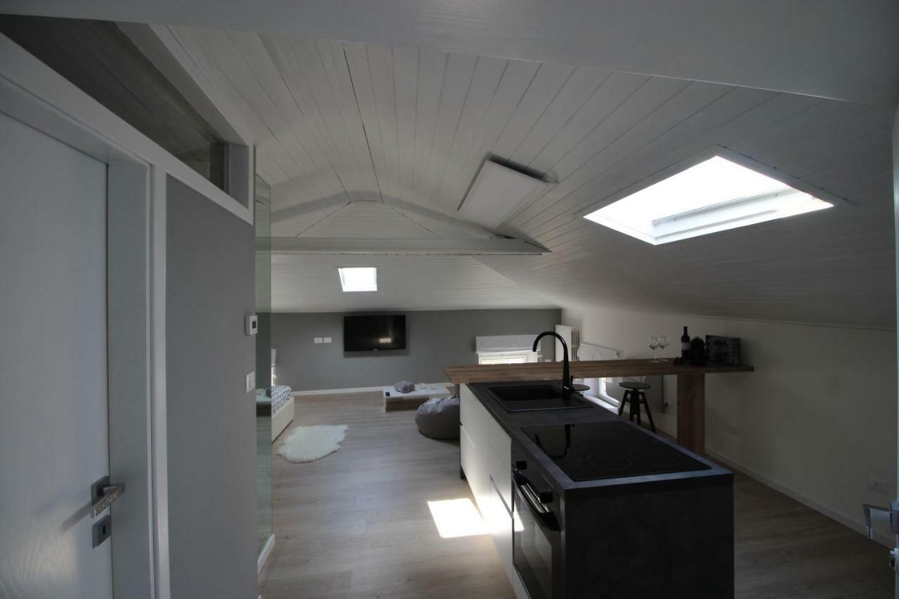 La Mansarda Di Juliette Apartment Десенцано дел Гарда Екстериор снимка