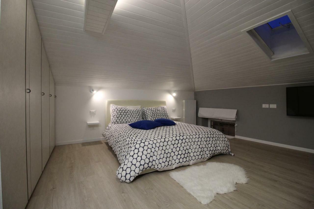 La Mansarda Di Juliette Apartment Десенцано дел Гарда Екстериор снимка
