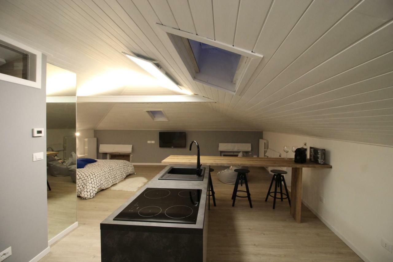 La Mansarda Di Juliette Apartment Десенцано дел Гарда Екстериор снимка