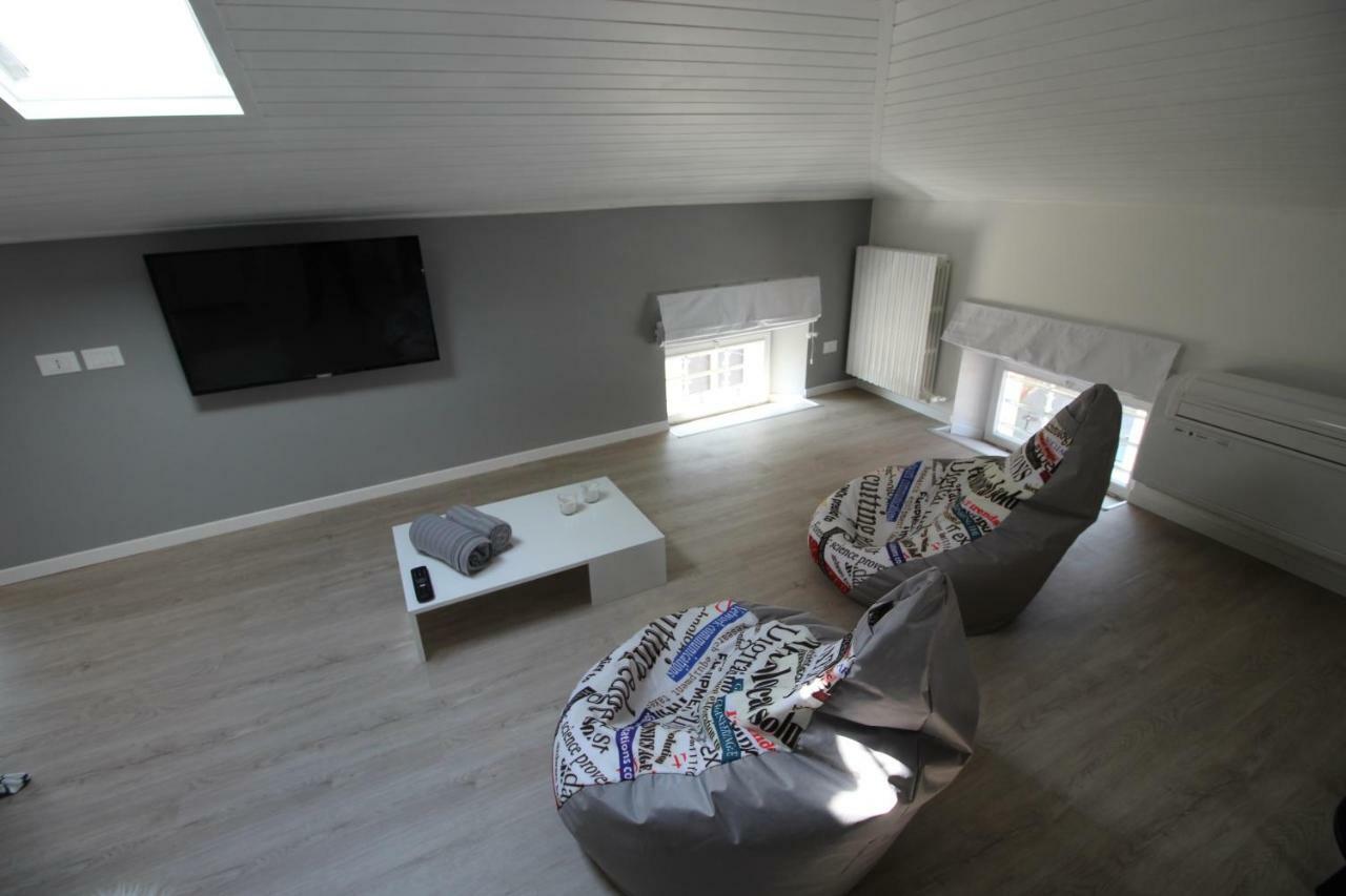 La Mansarda Di Juliette Apartment Десенцано дел Гарда Екстериор снимка